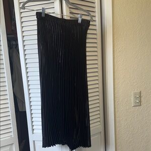 Classic Pleated Midi Skirt - Black